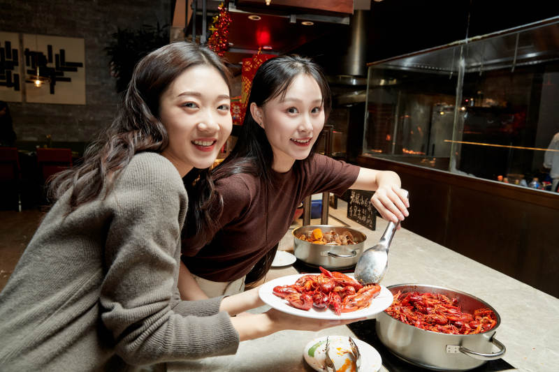 在酒店自助餐厅大吃特吃的亚洲可爱闺蜜少女图片