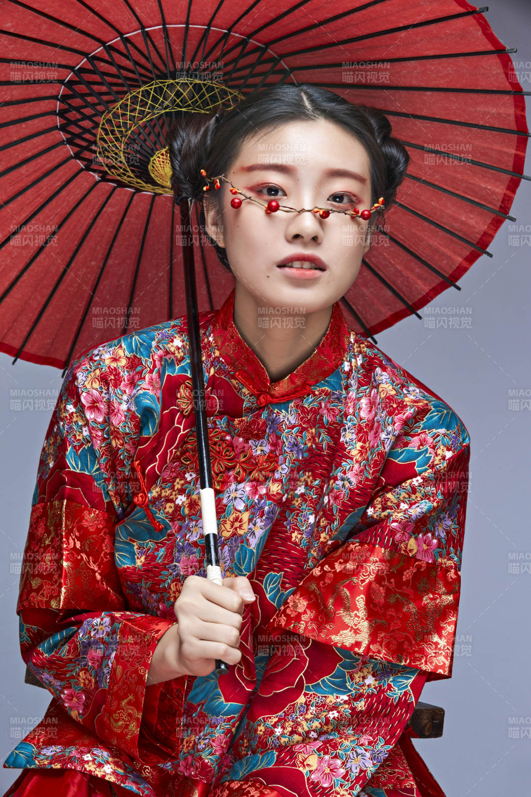 身穿中国秀禾服手撑油纸伞的亚洲女性模特图片