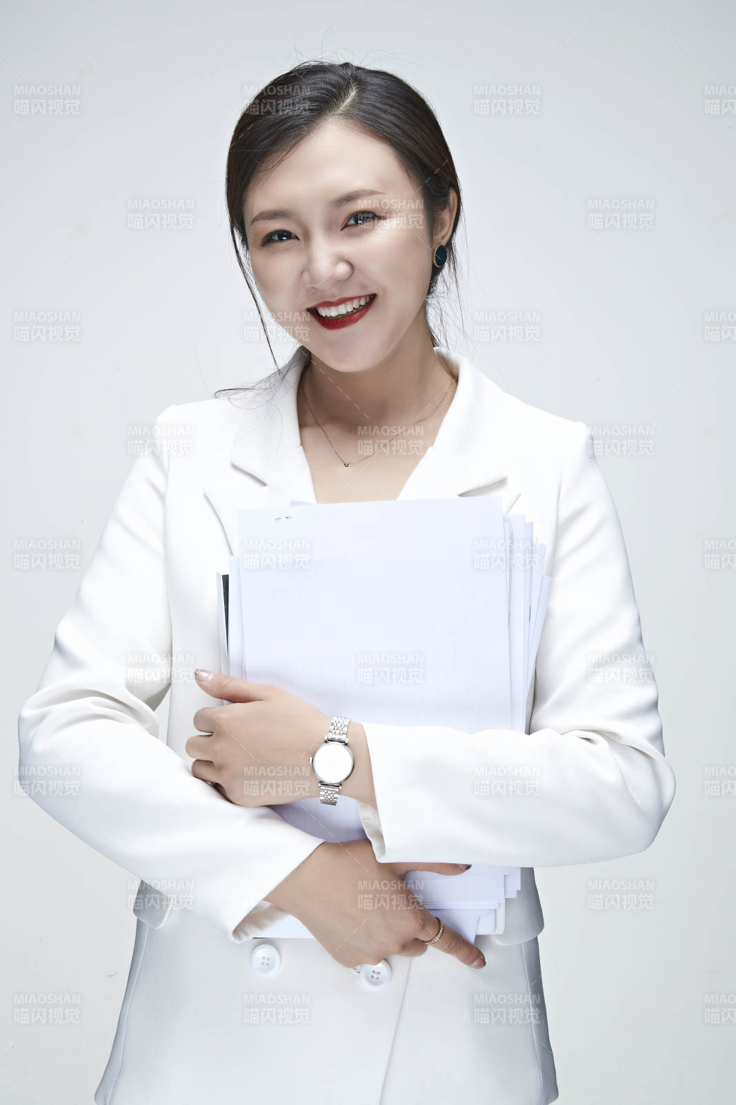 影棚拍摄白色背景亚洲年轻女性商务人像图片