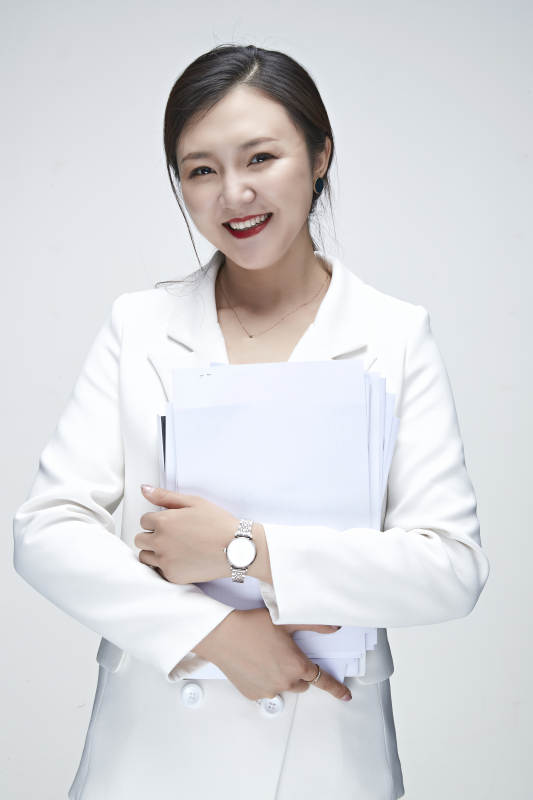 影棚拍摄白色背景亚洲年轻女性商务人像图片
