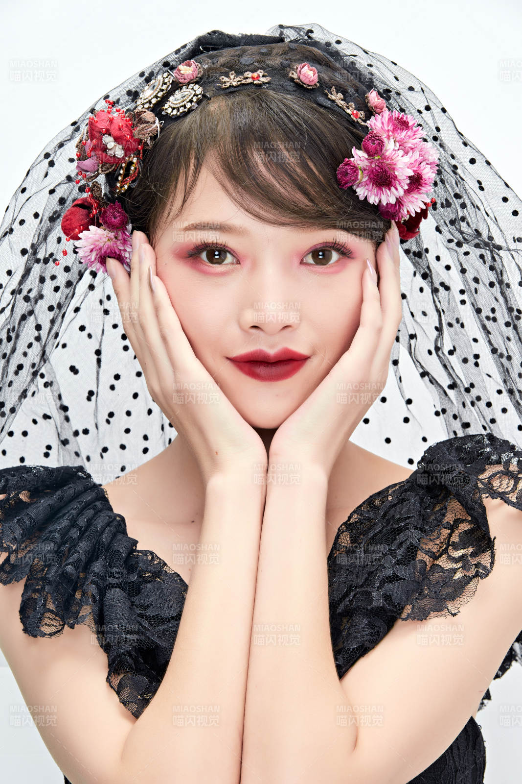 白色背景下的新娘彩妆美女人像图片