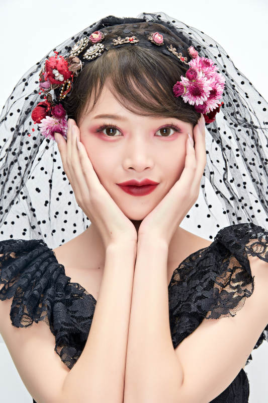 白色背景下的新娘彩妆美女人像图片