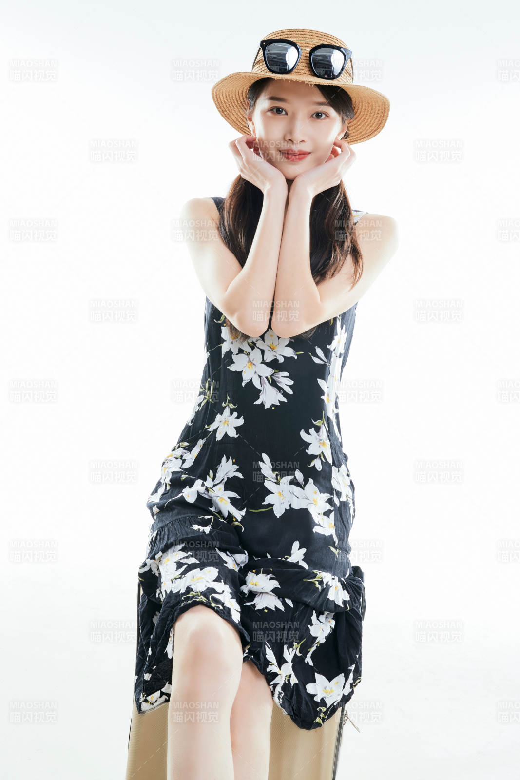 白色背景下准备出发旅行的美丽东方女大学生图片