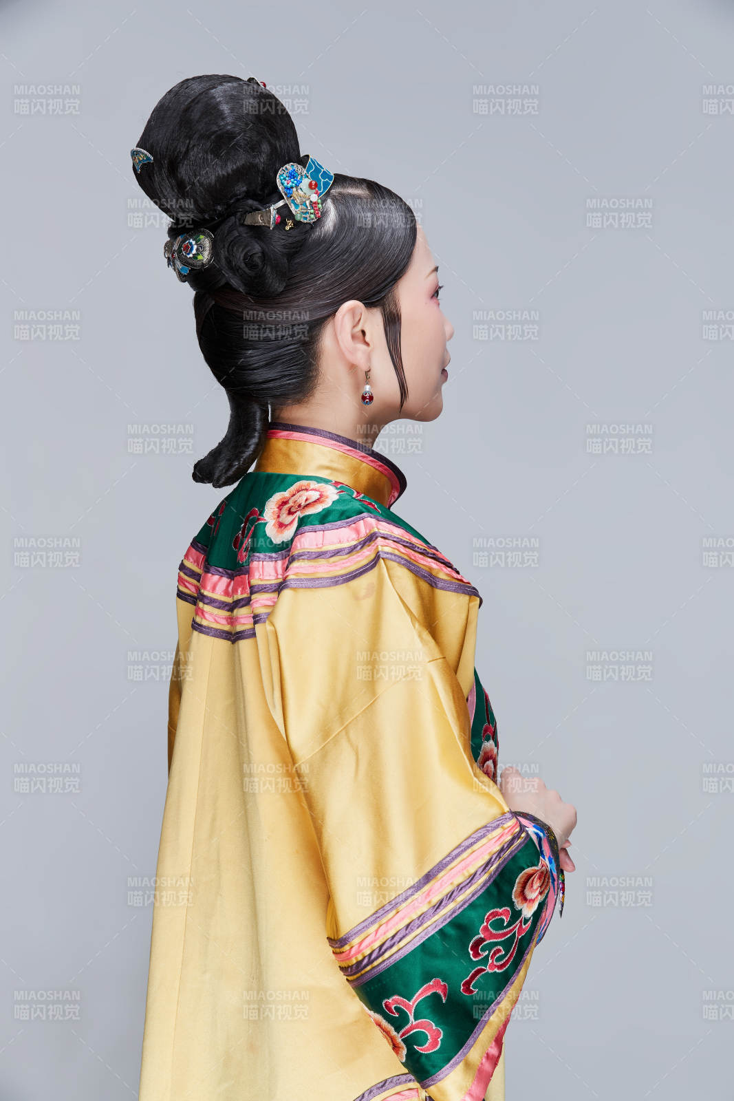 白色背景下的清代女性古装造型清朝古装图片