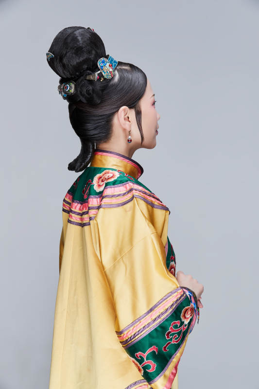 白色背景下的清代女性古装造型清朝古装图片