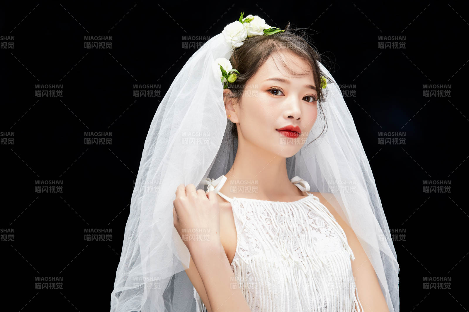 黑色背景下的美妆新娘彩妆人像图片