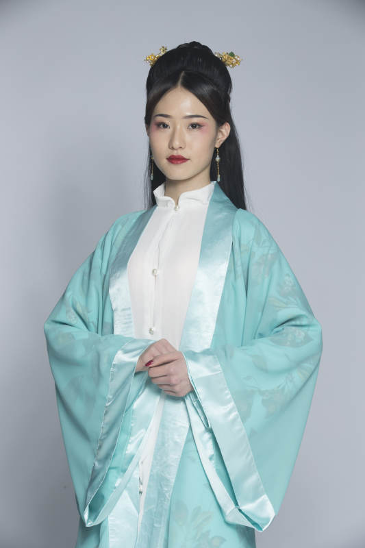 汉服风韵人像棚拍汉服少女图片