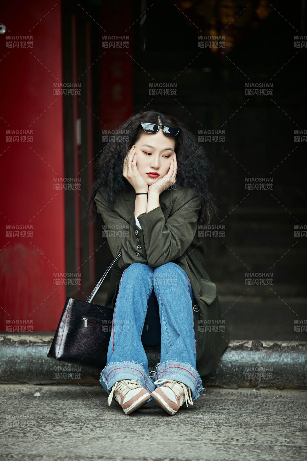 老旧城区里穿着复古港风的美丽清纯少女图片