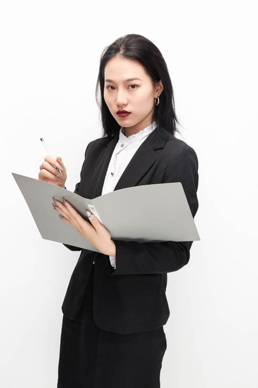 身穿西服拿着文件夹的美丽商务女士图片