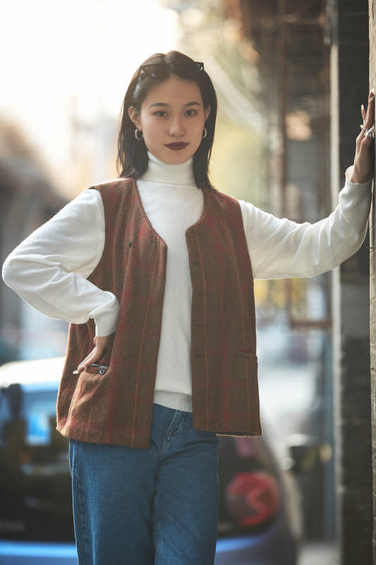 老旧城区里穿着复古港风的美丽清纯少女图片