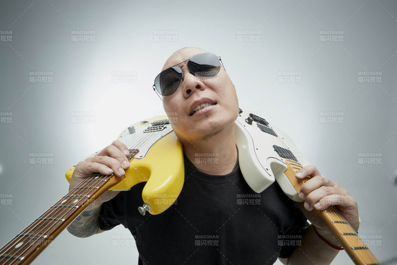 手持电吉他展示演奏的亚洲男性摇滚乐手人像图片