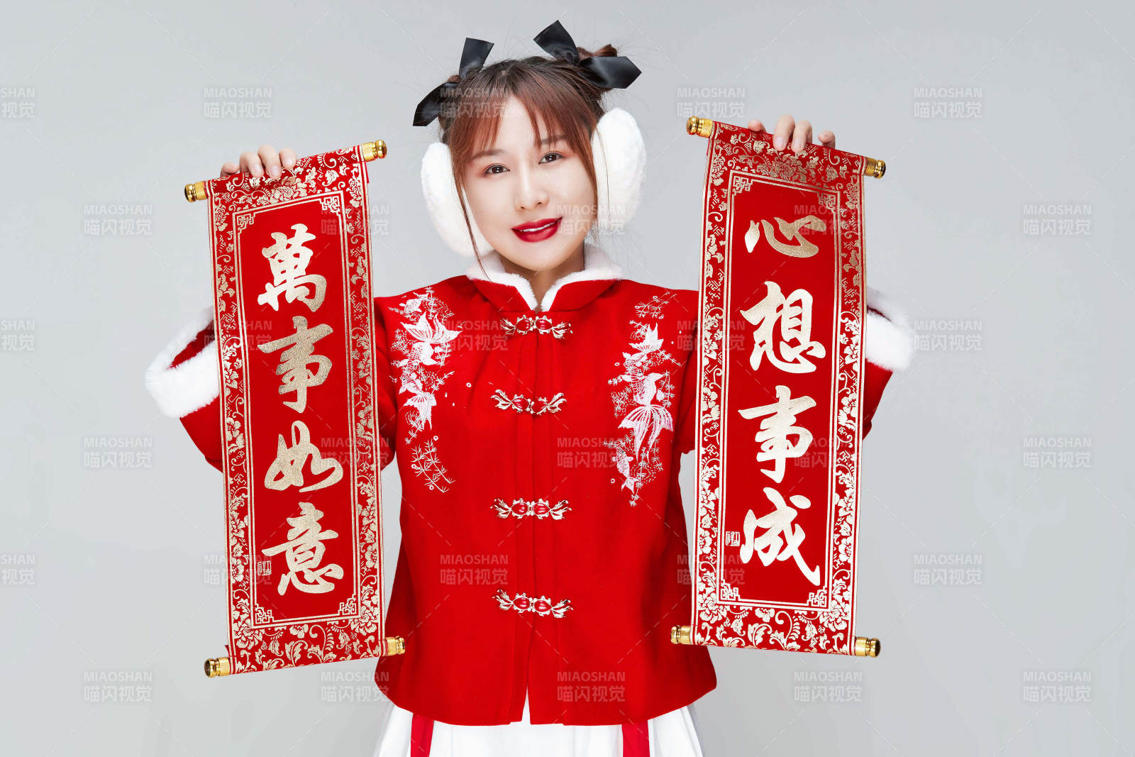 手持春联身穿喜庆汉服的可爱少女图片