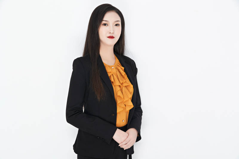 白色背景下的美丽商务女性肖像图片