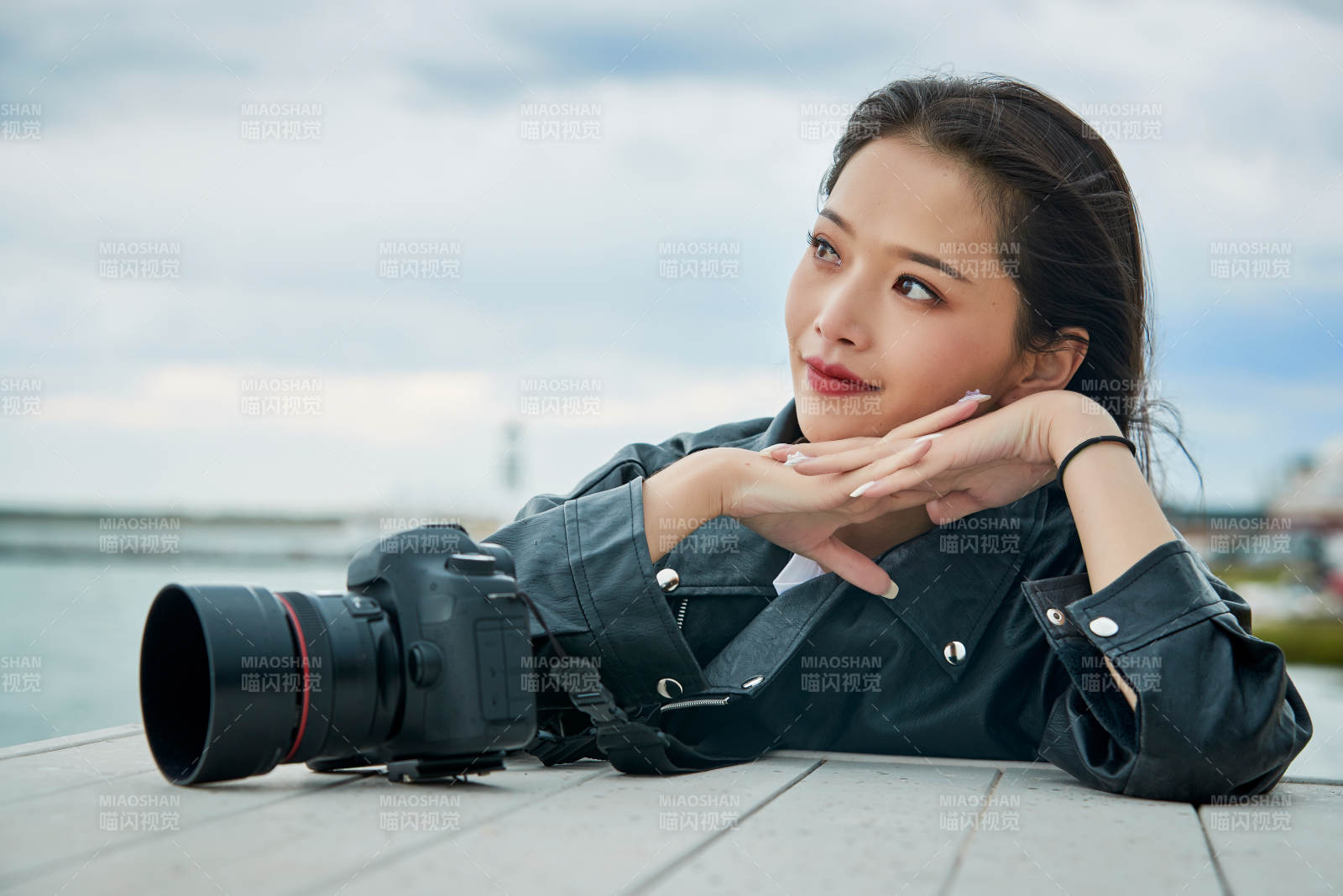 户外湖畔进行拍摄的亚洲青年女性摄影师图片