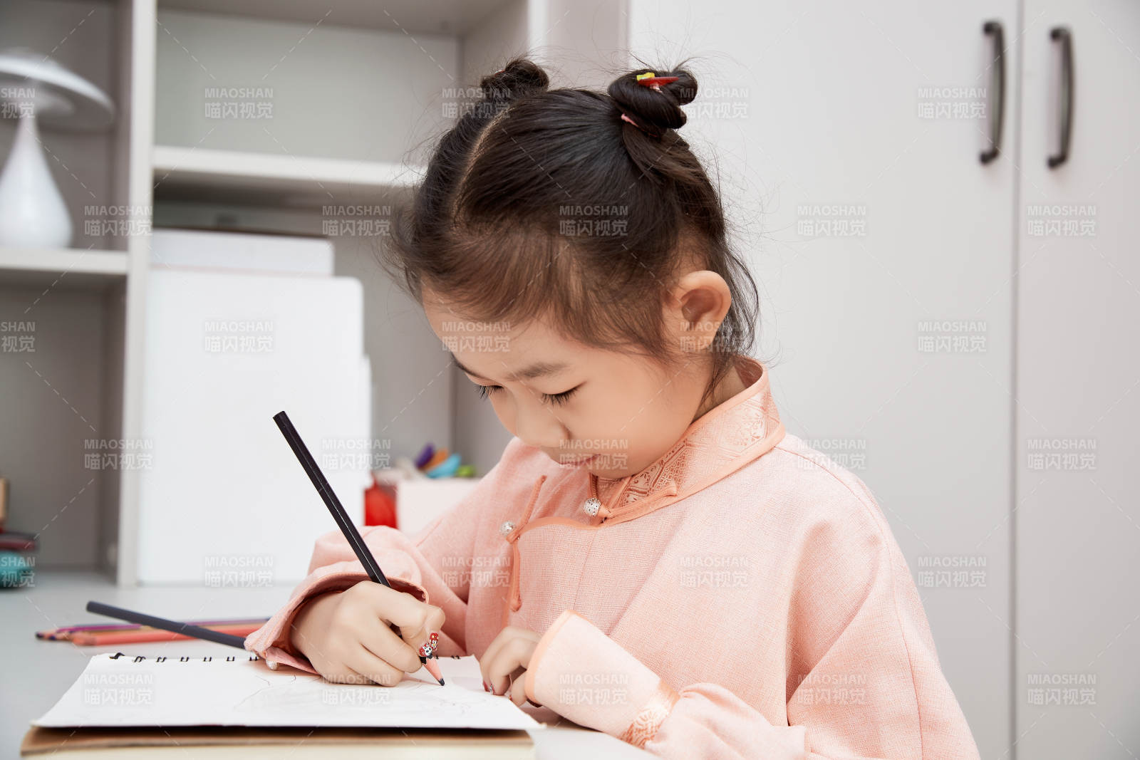 在家玩耍的亚洲小女孩图片