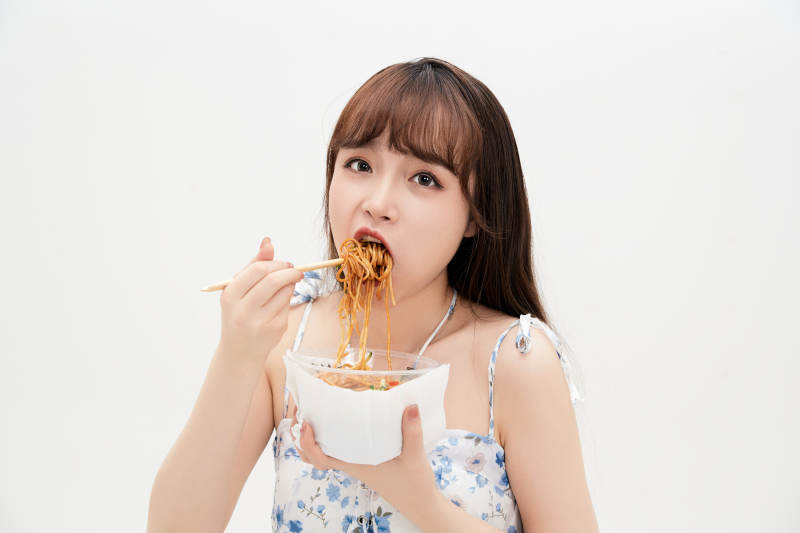 大吃特吃的亚洲可爱少女人像图片