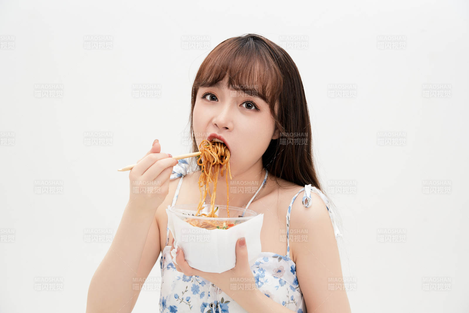 大吃特吃的亚洲可爱少女人像图片