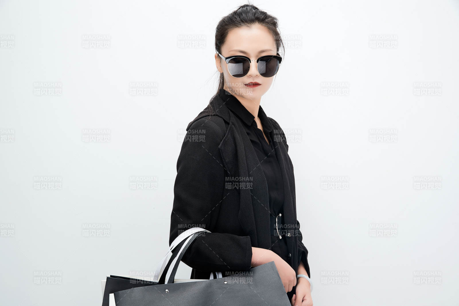 白色背景下手提购物袋时尚美丽的亚洲少女图片