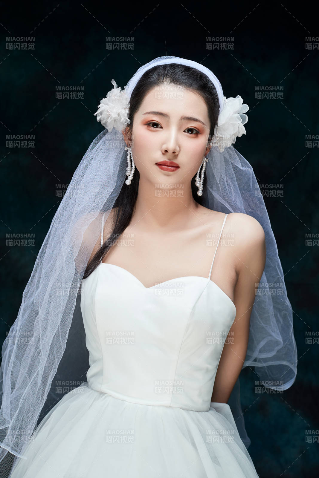 黑色背景下的女性复古婚纱妆面图片
