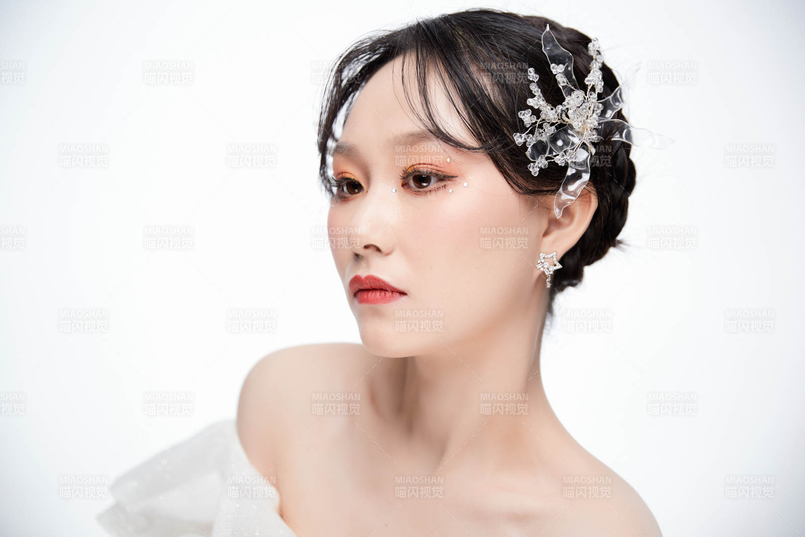 女性婚纱妆面图片