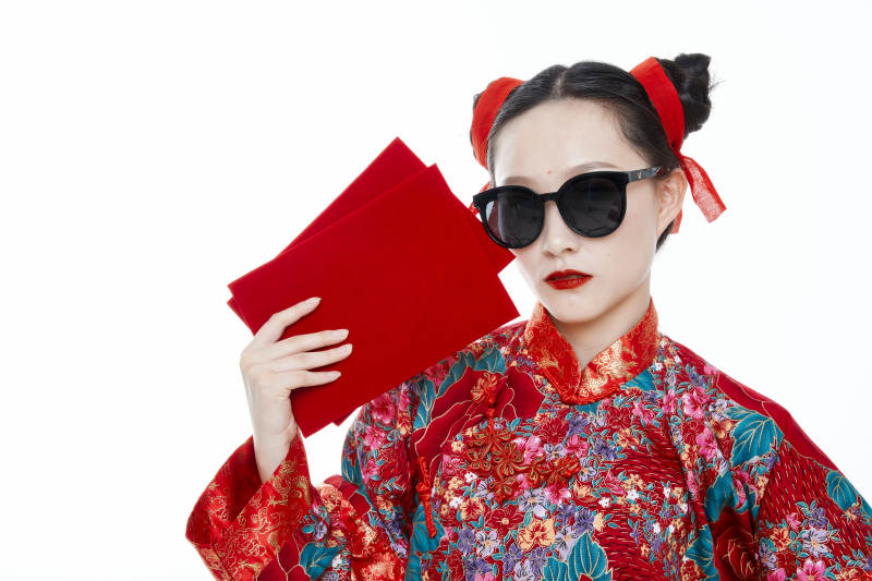 身穿中国传统服饰的青年女性图片