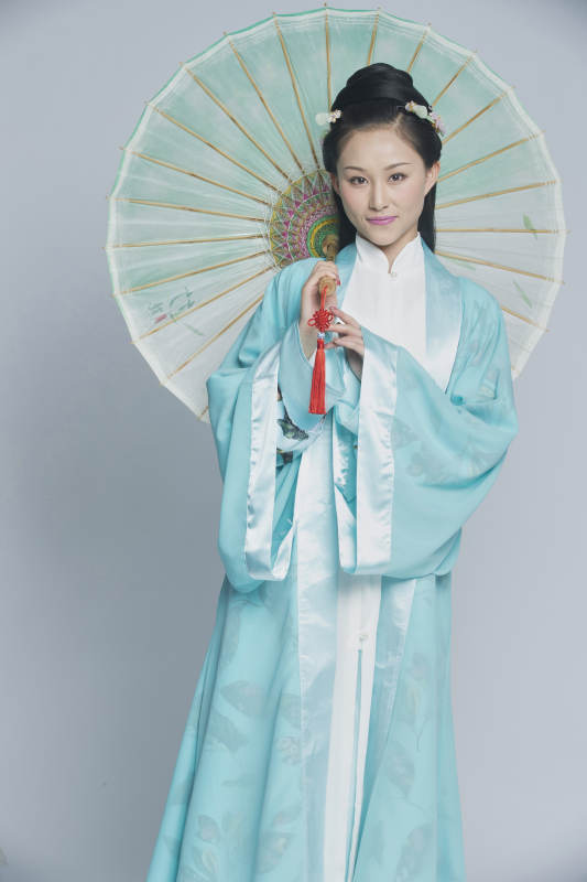 身穿古装的汉服女性人像汉服影棚拍摄图片