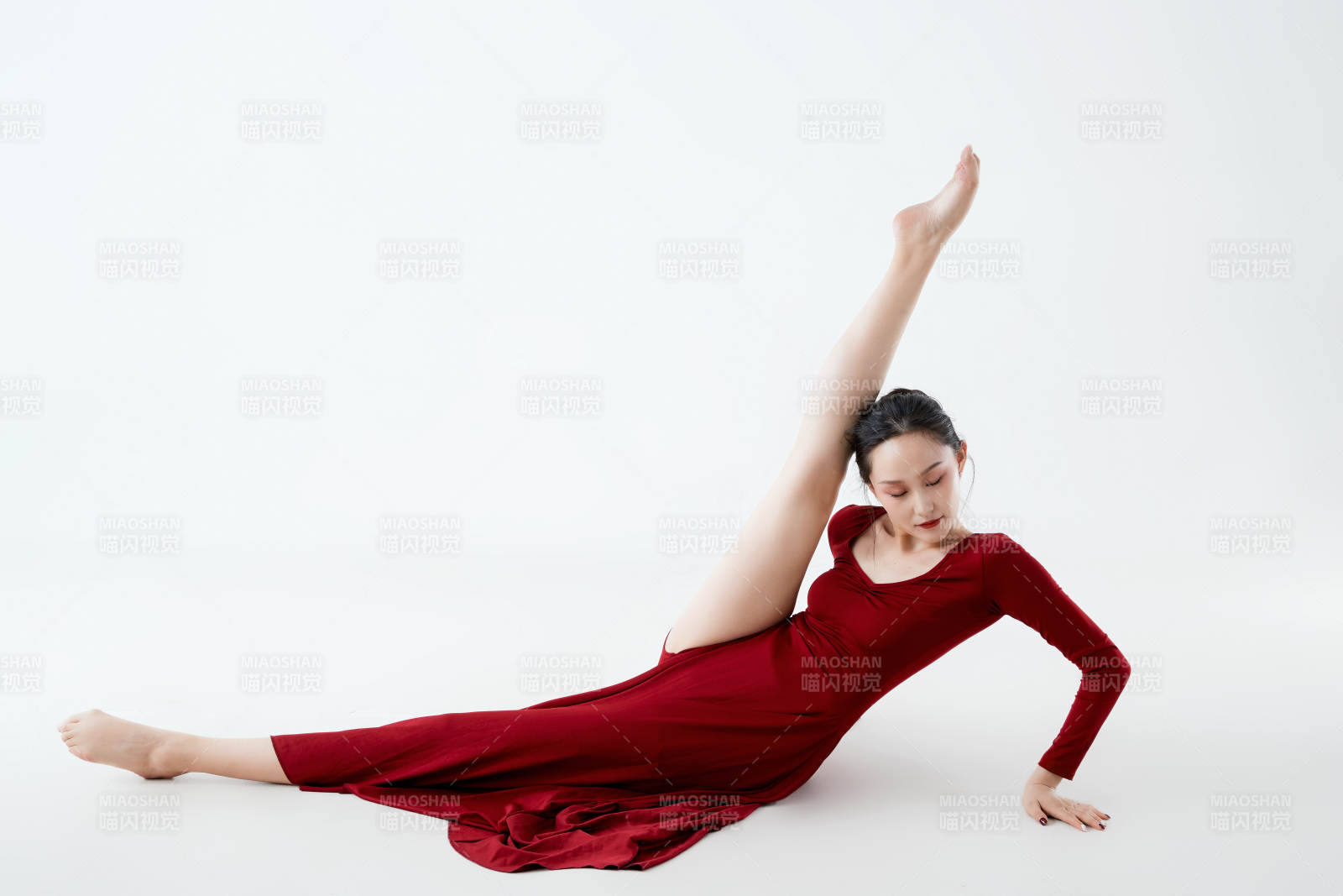 穿着红色长裙翩翩起舞的少女图片