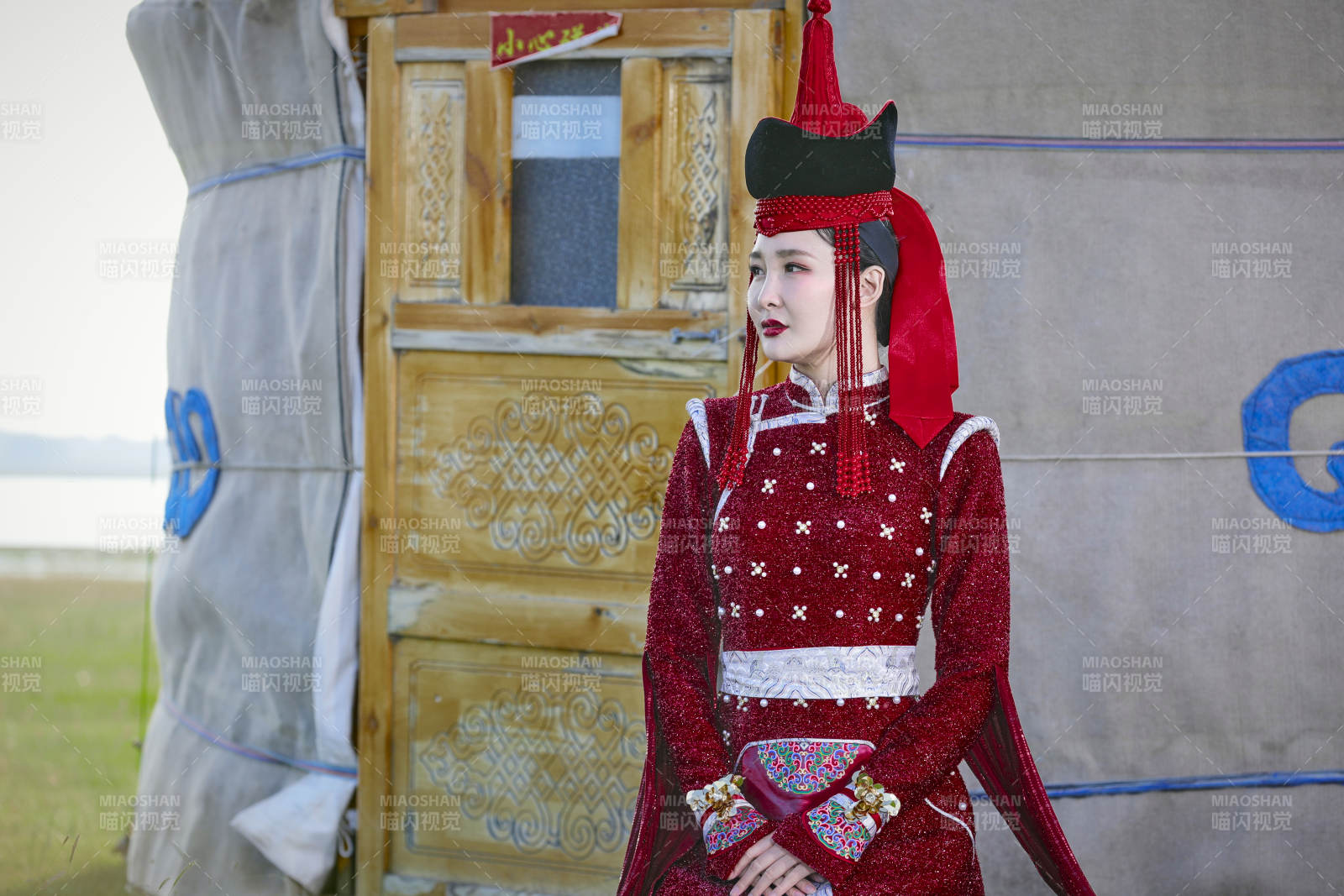 草原上穿着蒙古族传统服饰的亚洲年轻美少女图片