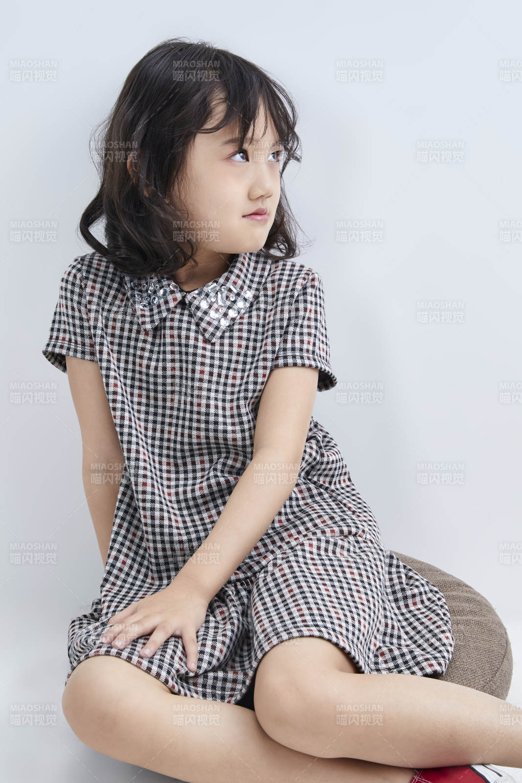 白色色背景的可爱的亚洲小女孩儿童图片