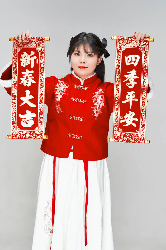 手持春联身穿喜庆汉服的可爱少女图片