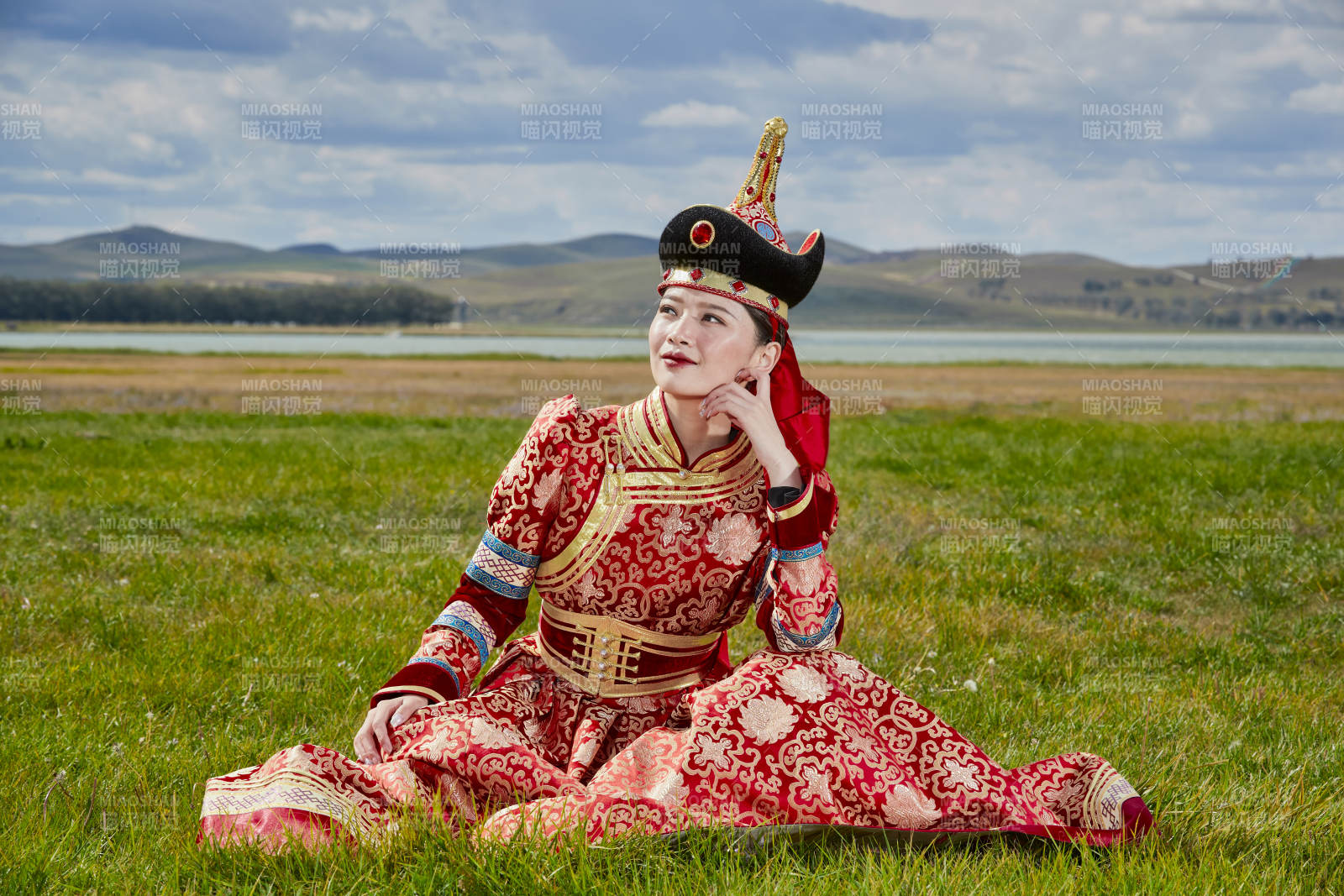 草原上身穿豪华蒙古族服饰的蒙族少女图片