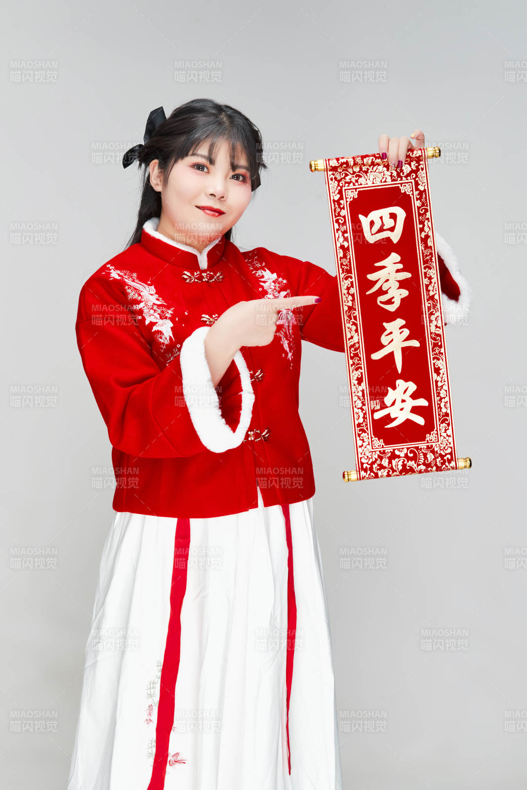 手持春联身穿喜庆汉服的可爱少女图片