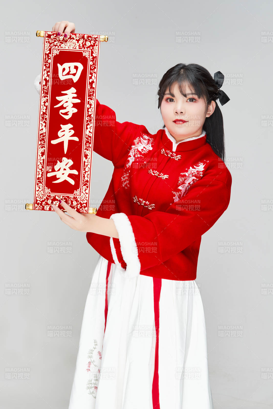 手持春联身穿喜庆汉服的可爱少女图片