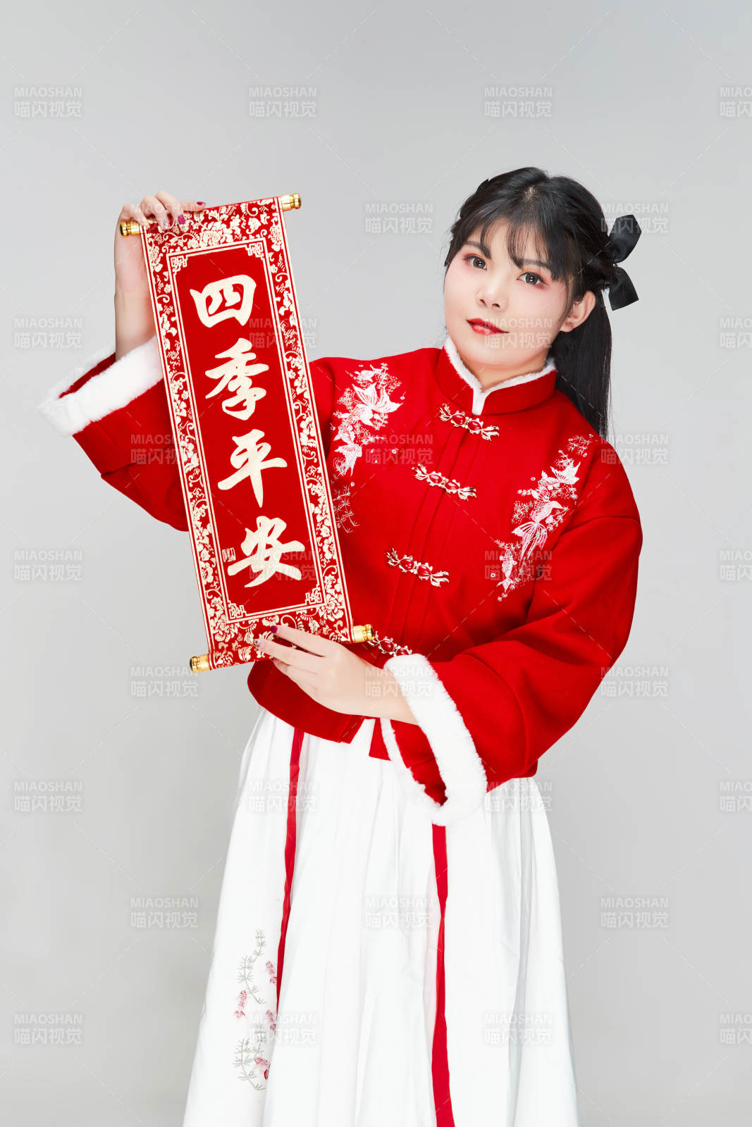 手持春联身穿喜庆汉服的可爱少女图片