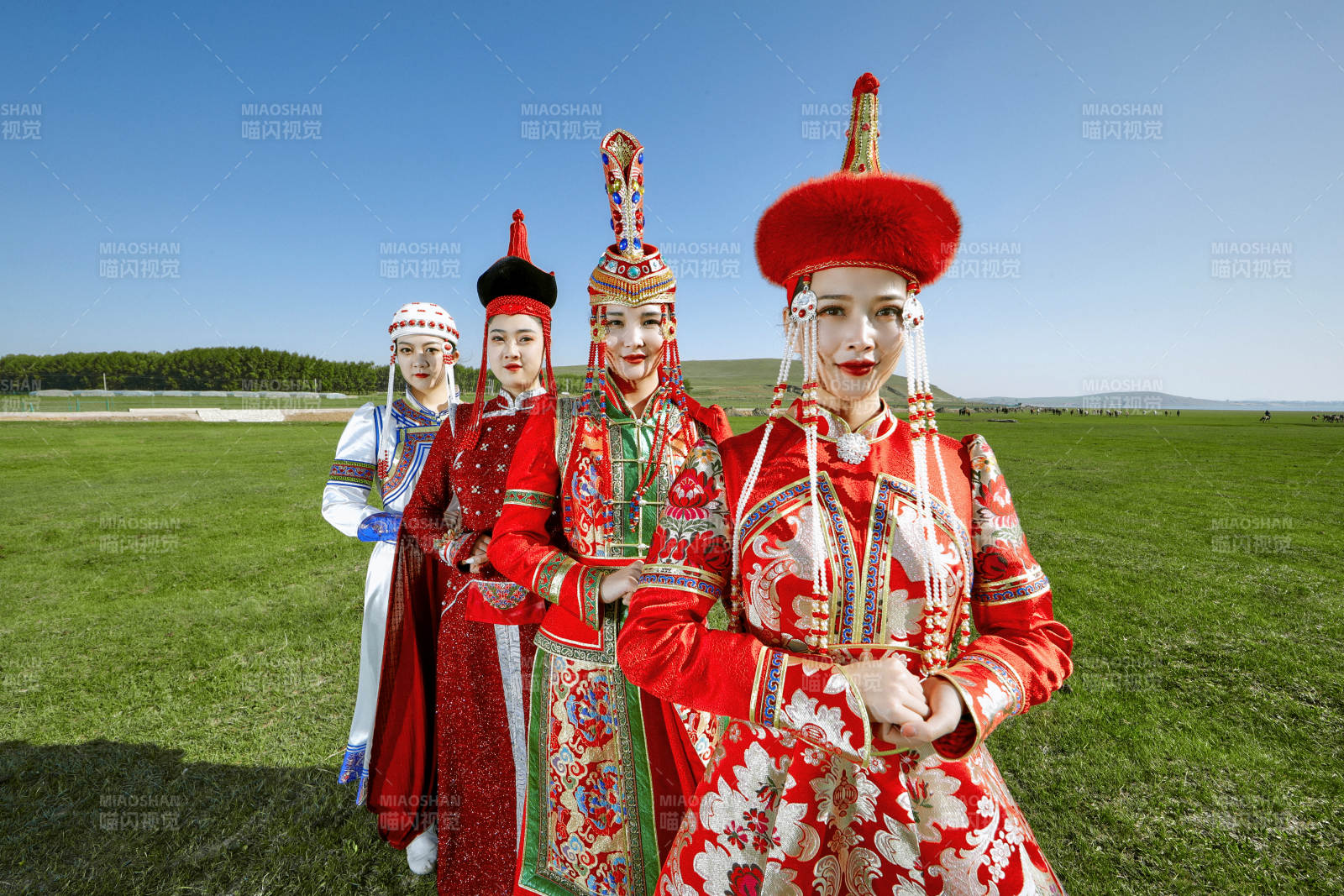 草原上穿着蒙古族传统服饰的亚洲年轻美少女图片