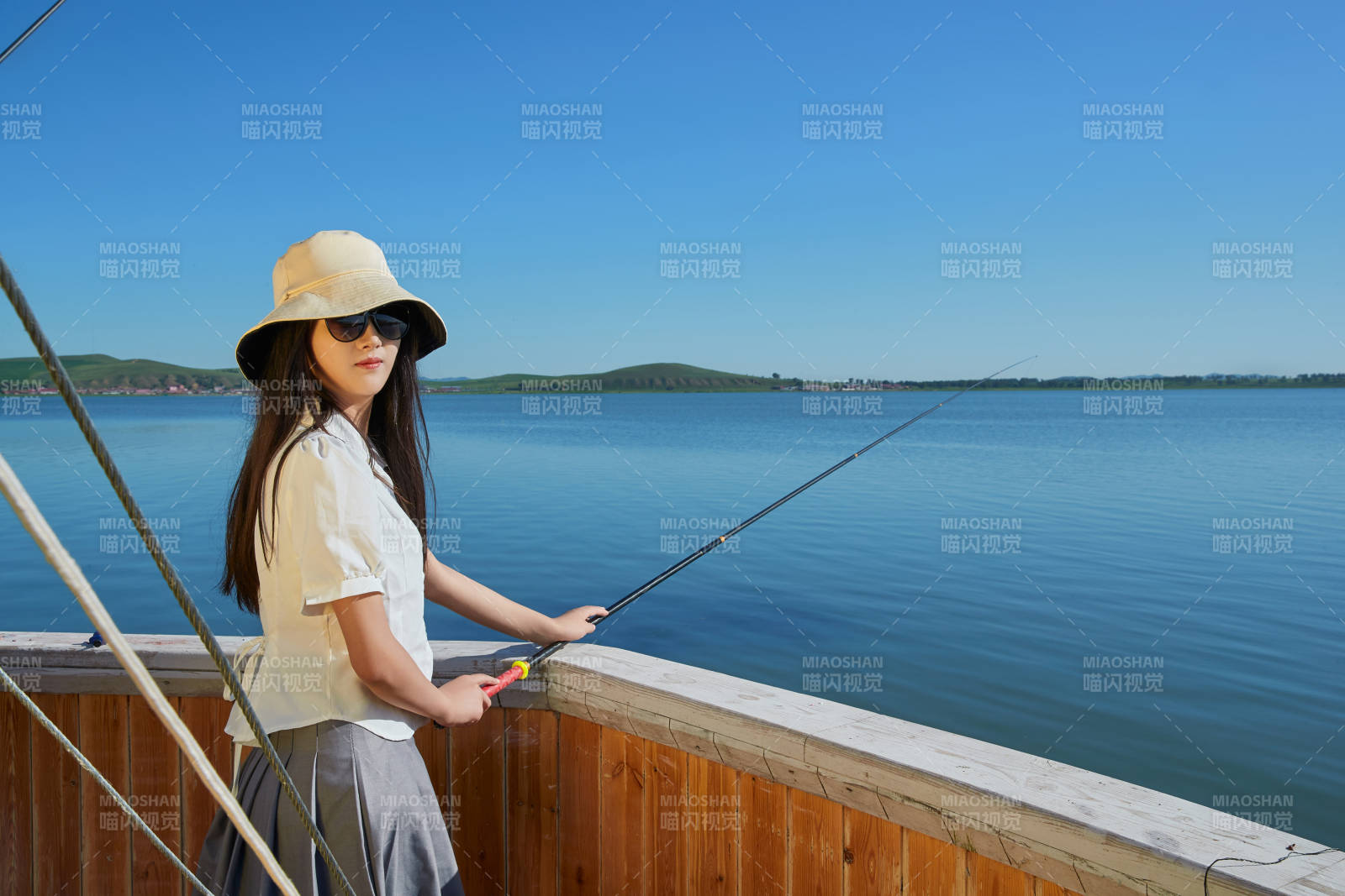 在湖畔木制帆船上的亚洲美女图片