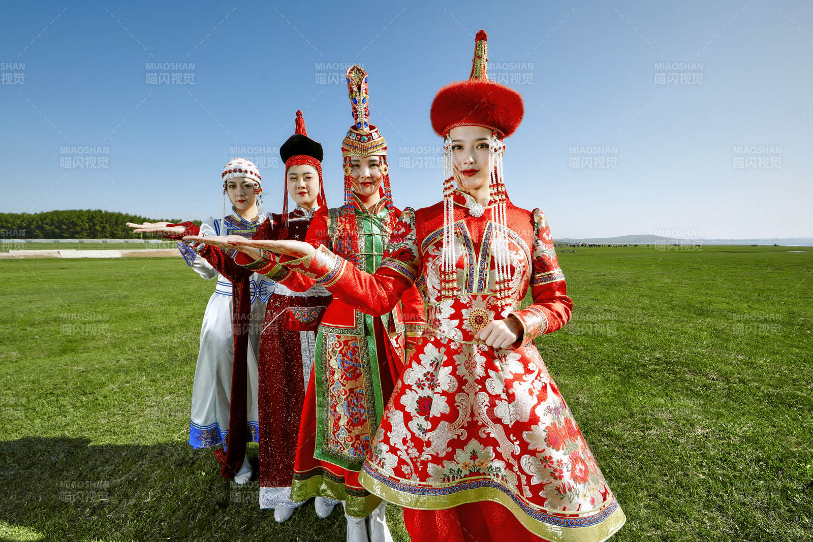草原上穿着蒙古族传统服饰的亚洲年轻美少女图片