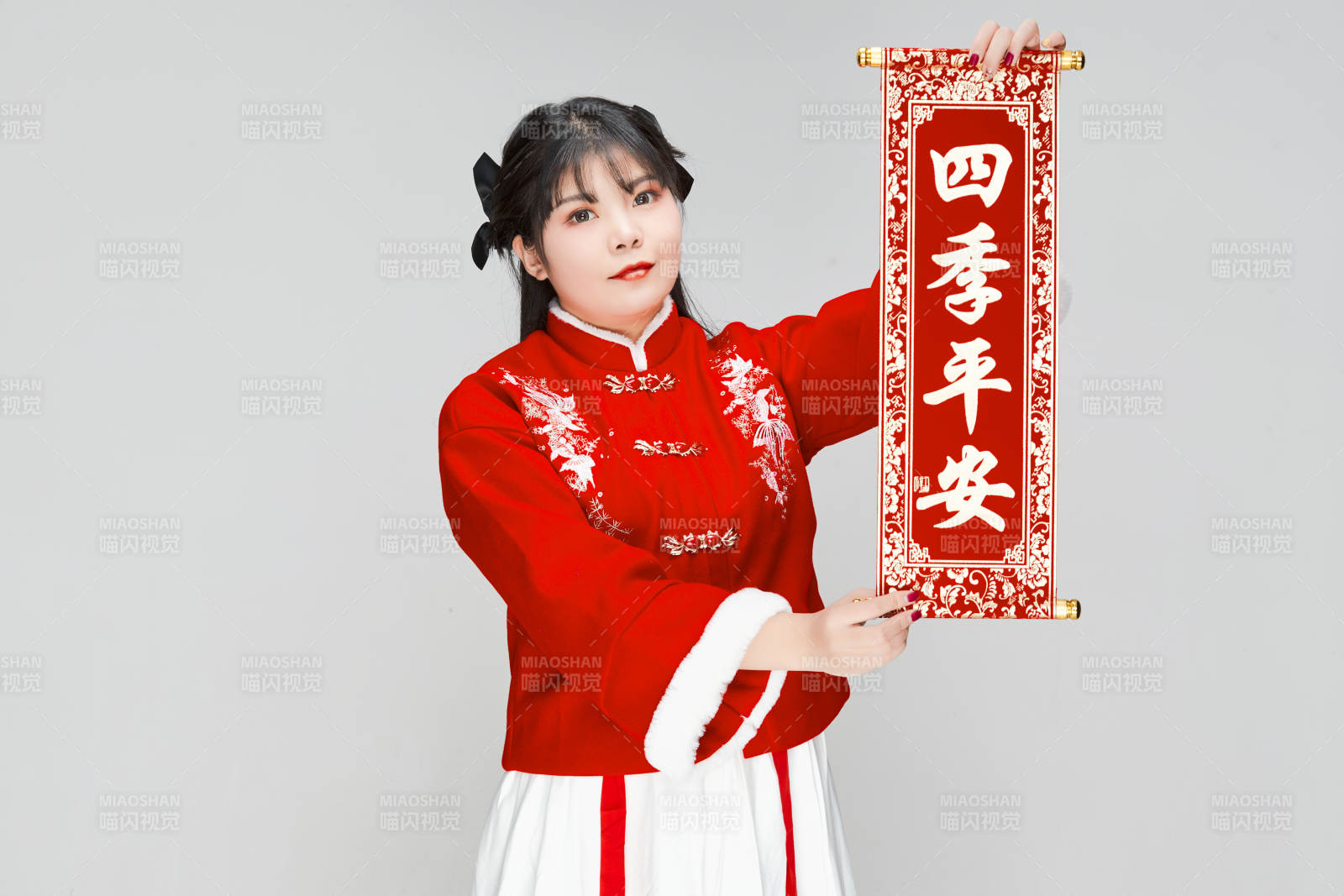 手持春联身穿喜庆汉服的可爱少女图片