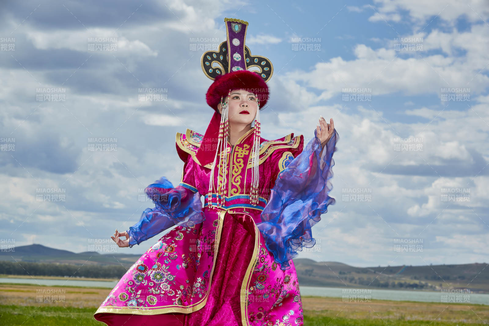 草原上身穿豪华蒙古族服饰的蒙族少女图片