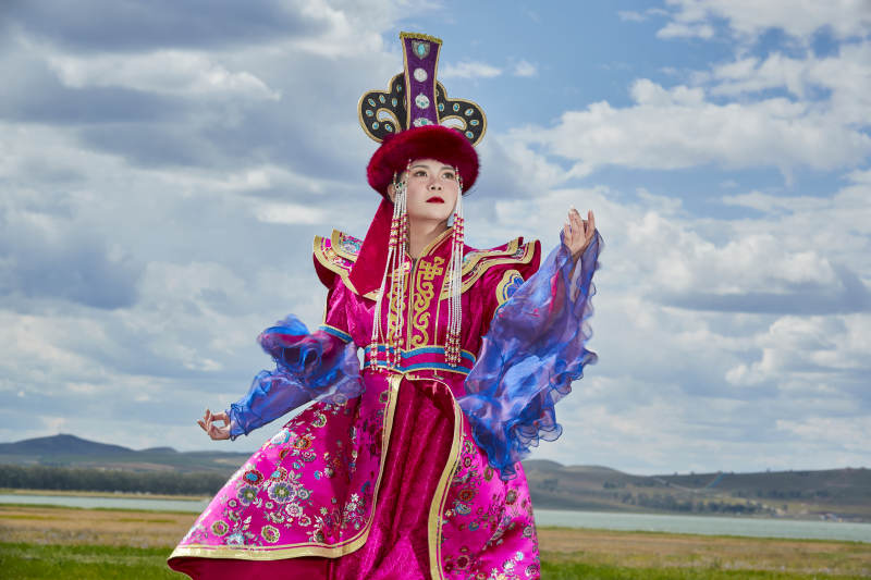 草原上身穿豪华蒙古族服饰的蒙族少女图片