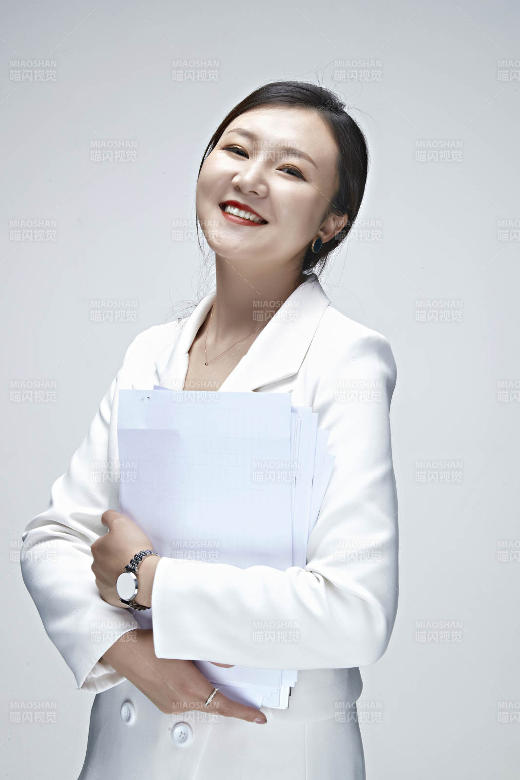 影棚拍摄白色背景亚洲年轻女性商务人像图片
