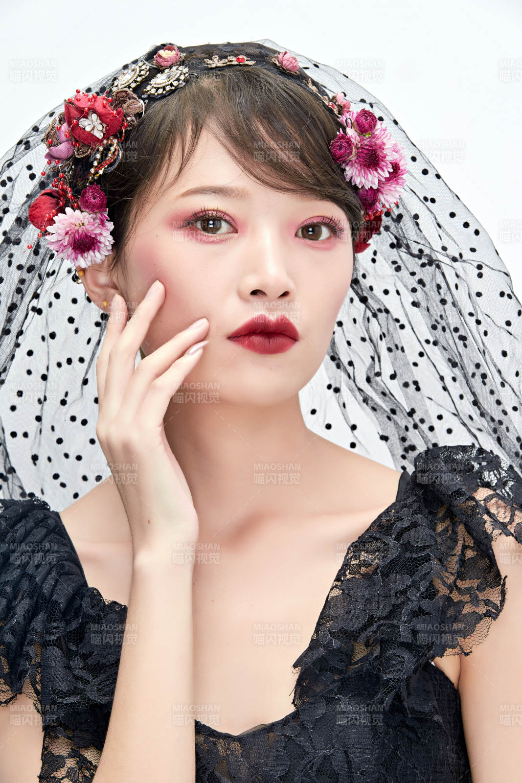 白色背景下的新娘彩妆美女人像图片