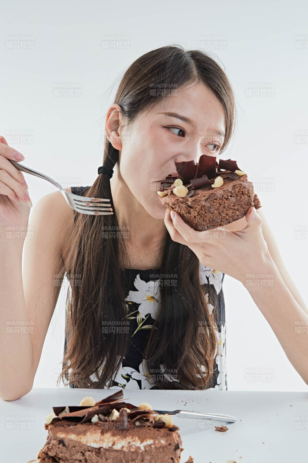 喝红酒品尝蛋糕的年轻女性图片