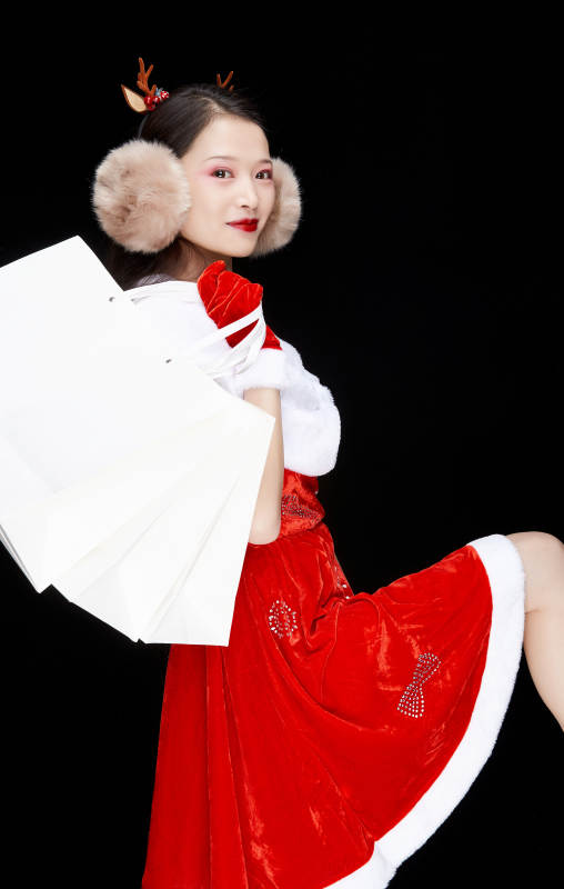 身穿圣诞服饰手提购物袋性感可爱的圣诞女郎图片