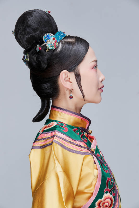 白色背景下的清代女性古装造型清朝古装图片