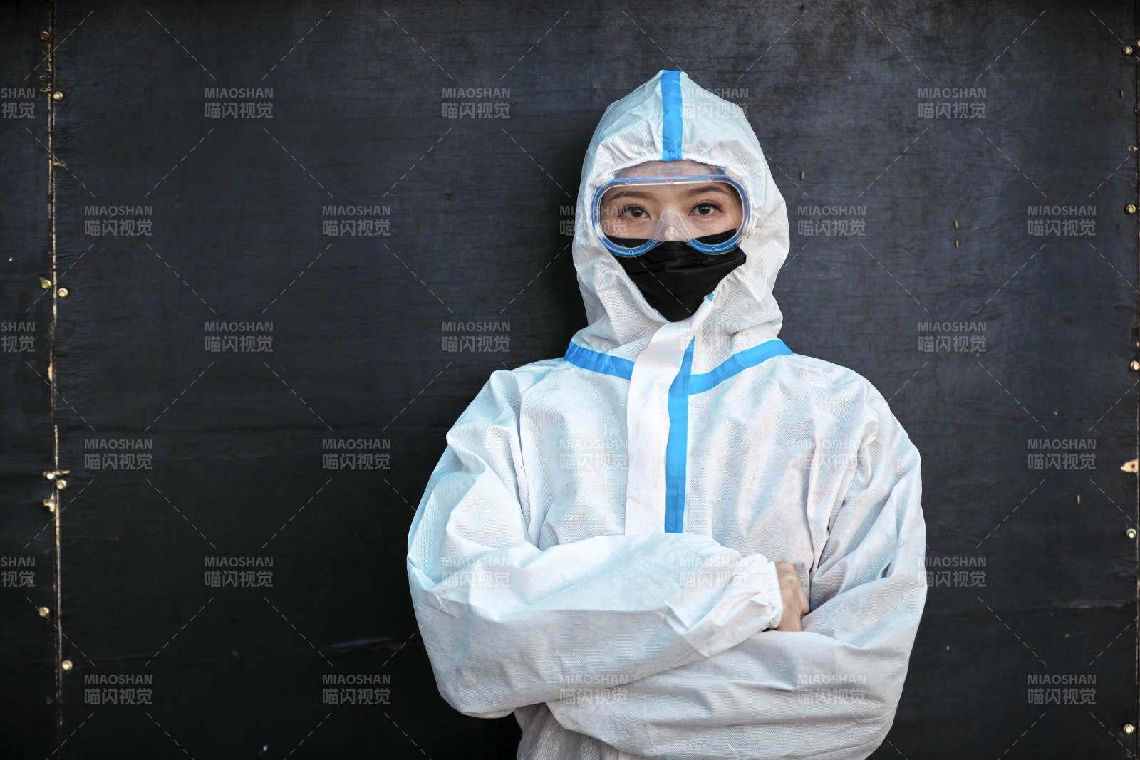 穿白色防护服佩戴护目镜口罩的女性防护人员图片
