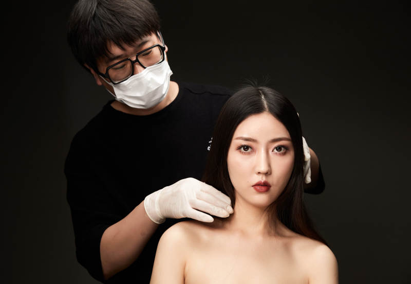 进行美妆化妆的化妆师与模特图片