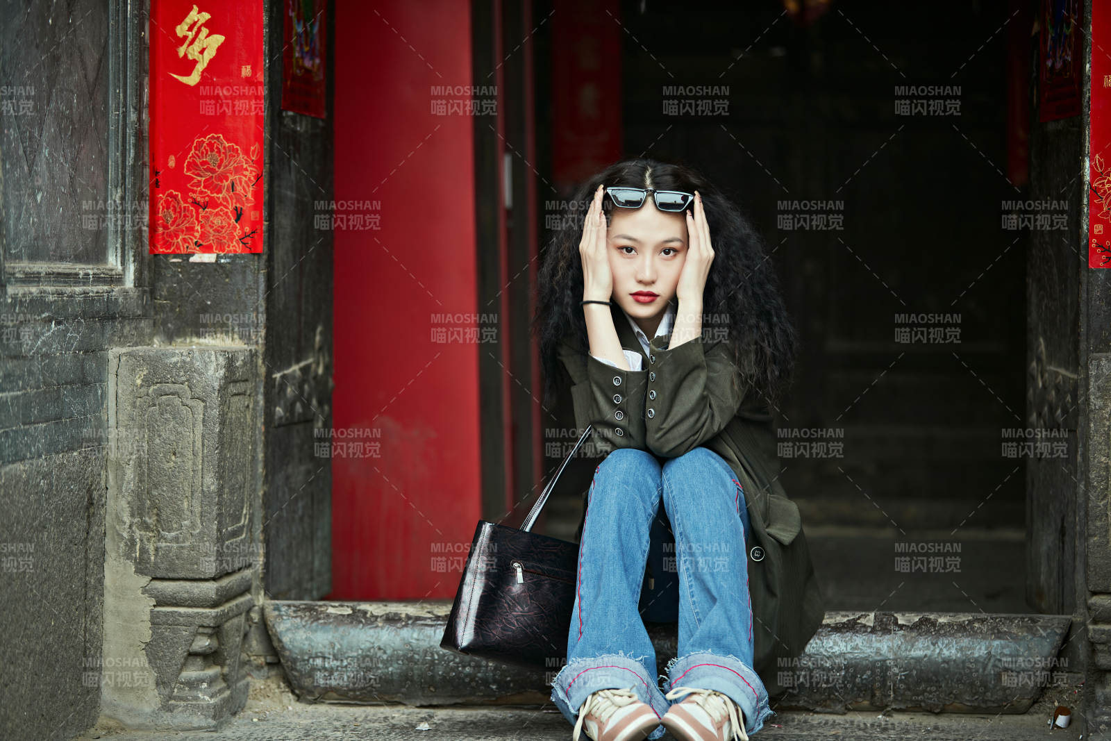 老旧城区里穿着复古港风的美丽清纯少女图片