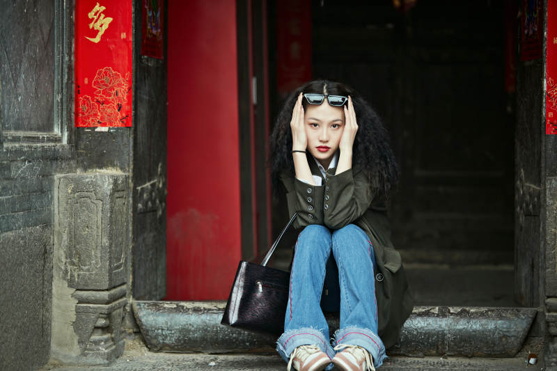 老旧城区里穿着复古港风的美丽清纯少女图片