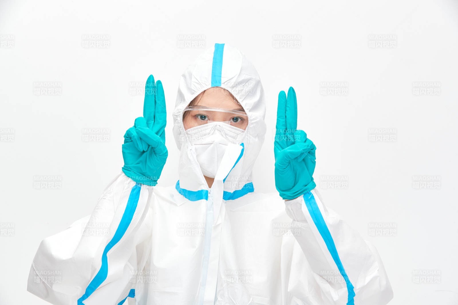 穿白色防护服佩戴护目镜口罩的女性医疗人员图片